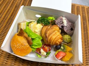ハラル対応のサンドBOX（照り焼きチキンバーガー、モッツァレラとトマトのサラダなど）