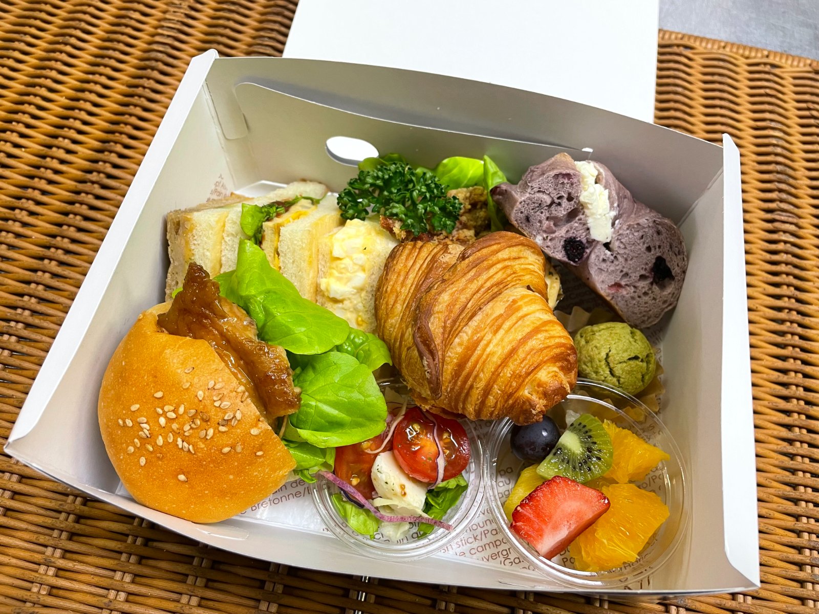 ハラル対応のサンドBOX（照り焼きチキンバーガー、モッツァレラとトマトのサラダなど）