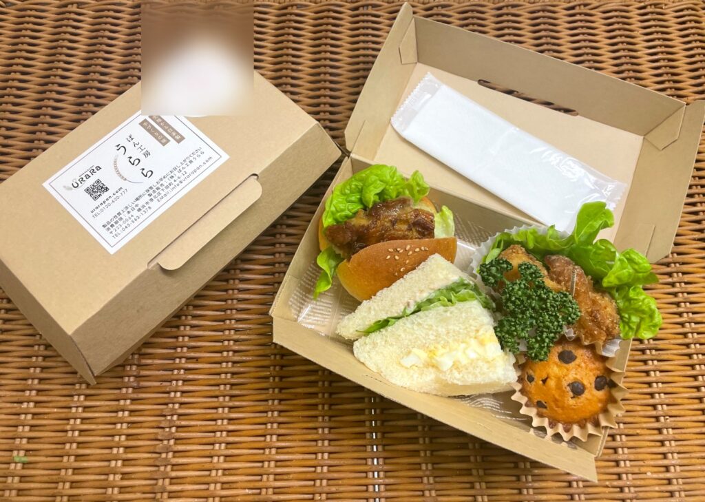 卒業式用のサンドBOX（サンドイッチ、照り焼きバーガー、唐揚げ、チョコマフィン）
