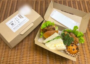 卒業式用のサンドBOX（サンドイッチ、照り焼きバーガー、唐揚げ、チョコマフィン）