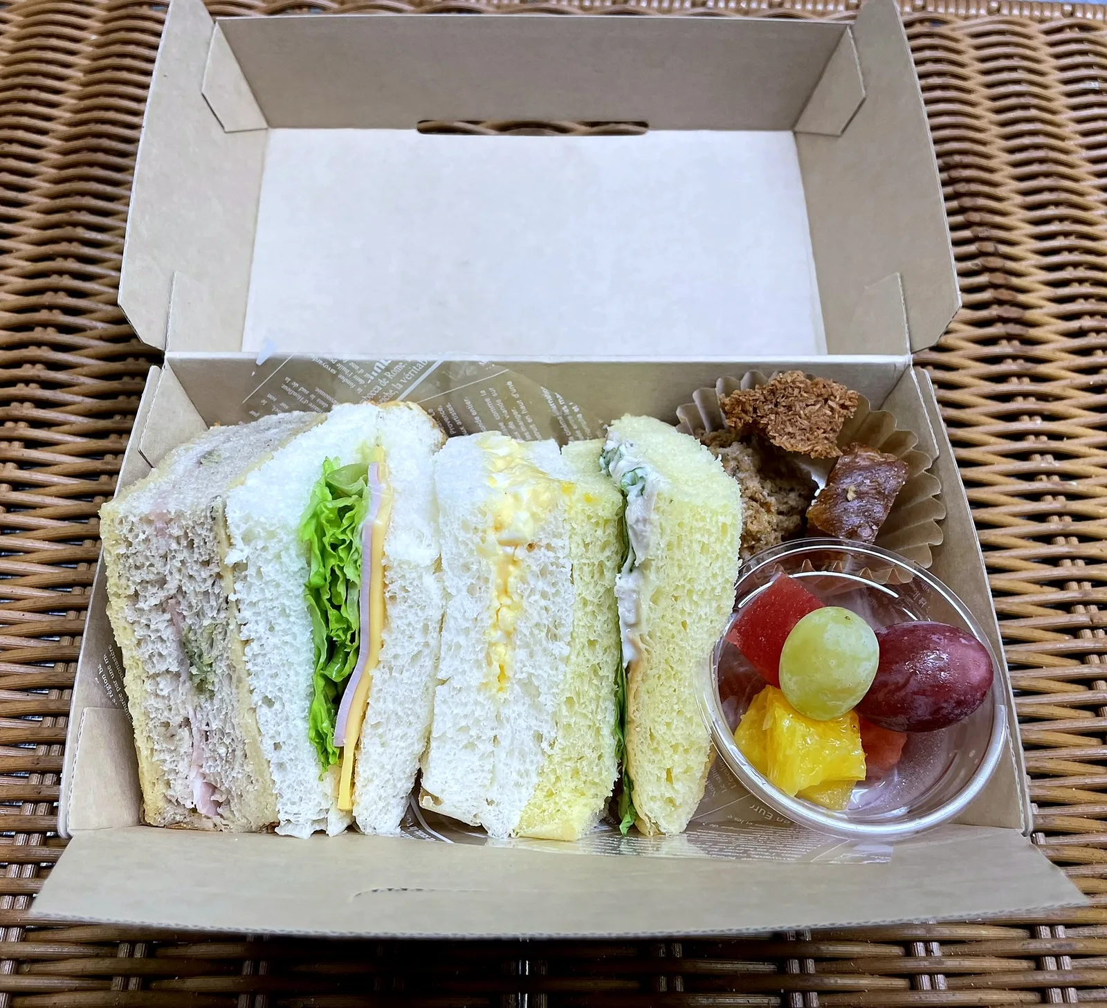 サンドイッチ4つとフルーツのBOX