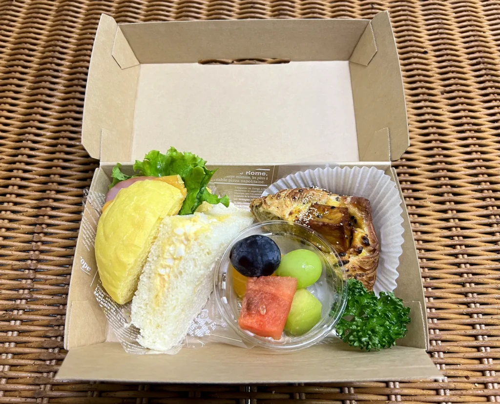2日目の朝食BOX（サンドイッチ・デニッシュ・フルーツ）