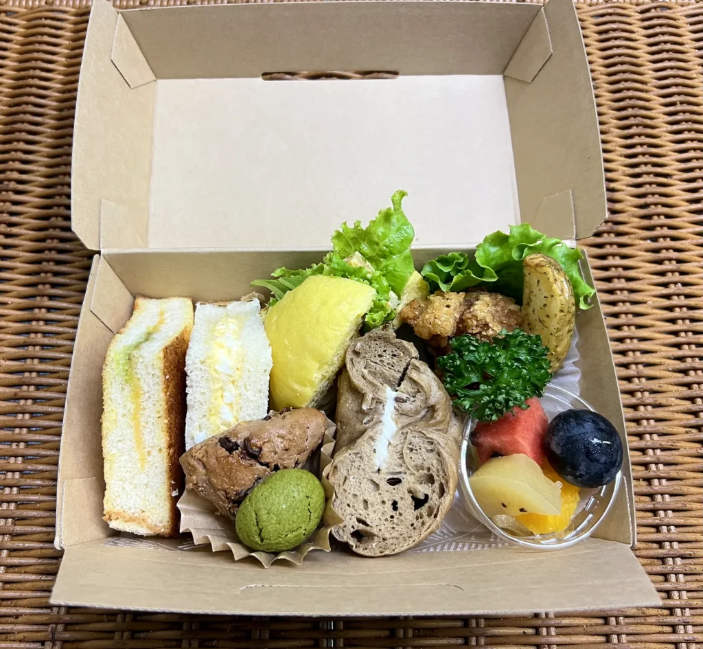 団体様向けパンBOX（サンドイッチ・パン・サラダ・フルーツ・焼き菓子）