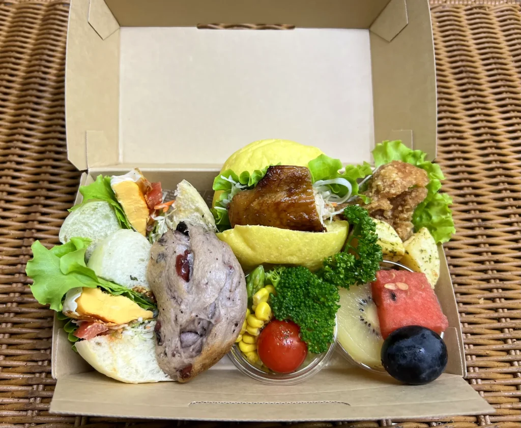サンドイッチとパン、サラダ、フルーツのパンBOX