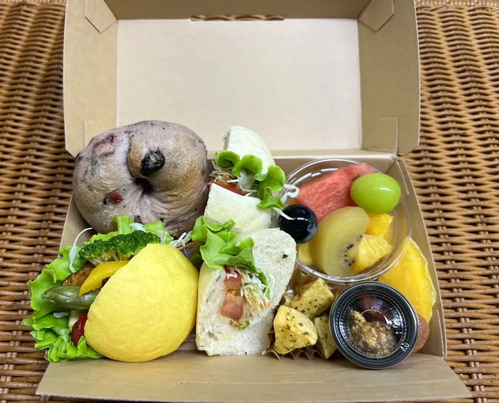 パンとおかず、フルーツを詰めたパンBOX