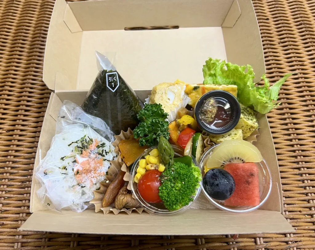 おにぎりとおかず、サラダ、フルーツのグルテンフリー向けBOX