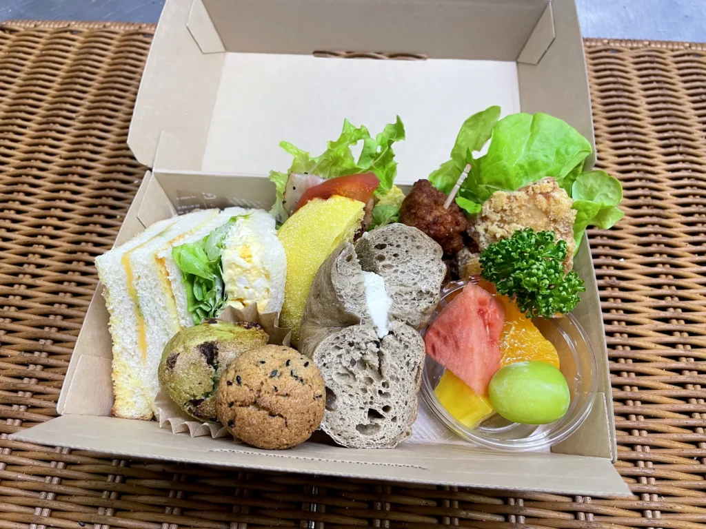 和の要素を取り入れたパンBOX（サンドイッチ・ベーグル・抹茶の焼き菓子・フルーツ）