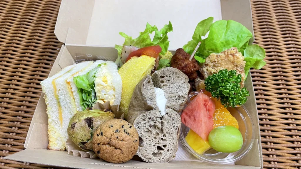 和の要素を取り入れたパンBOX（サンドイッチ・ベーグル・抹茶の焼き菓子・フルーツ）