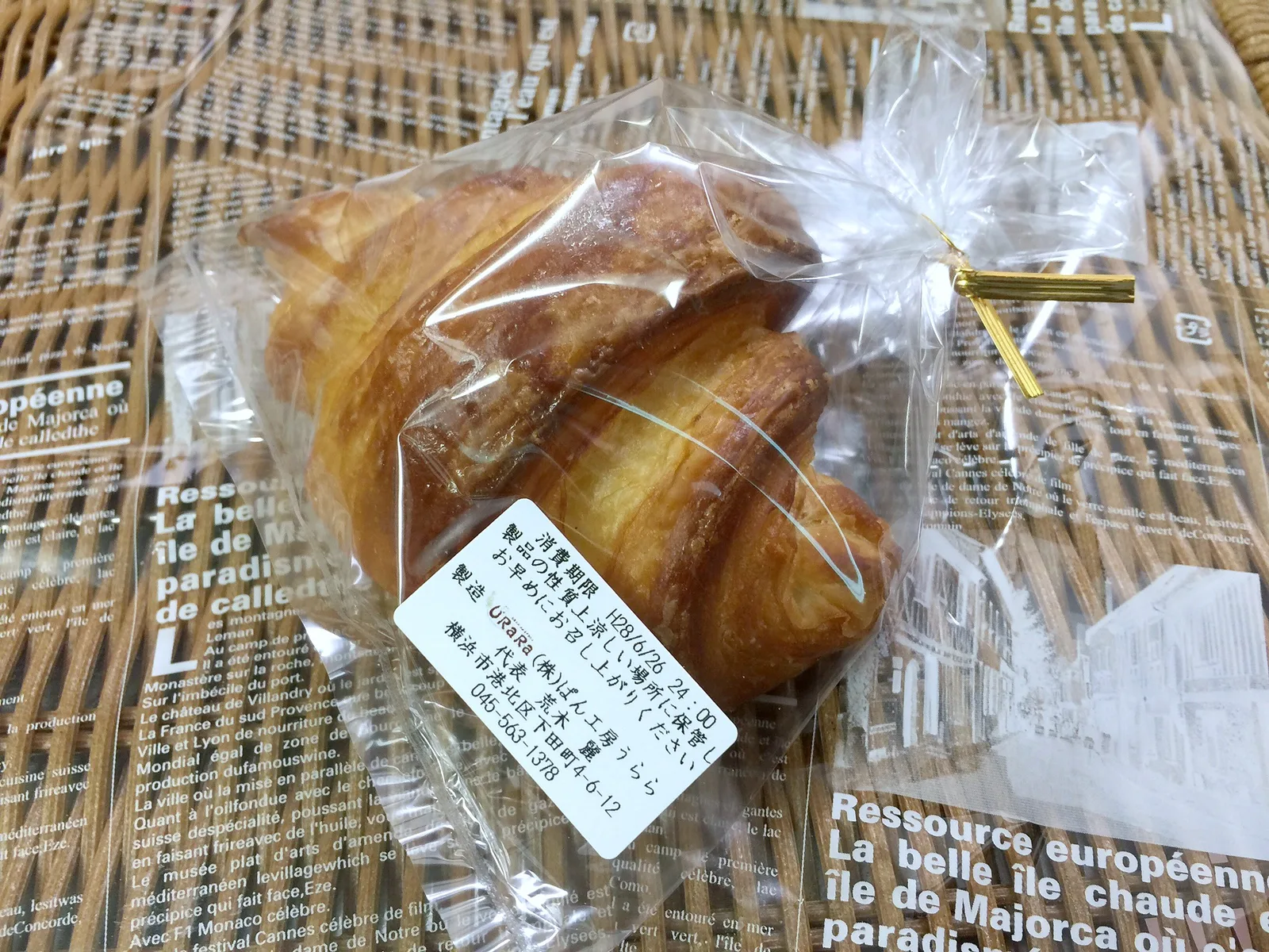 個包装・シール付きのクロワッサン