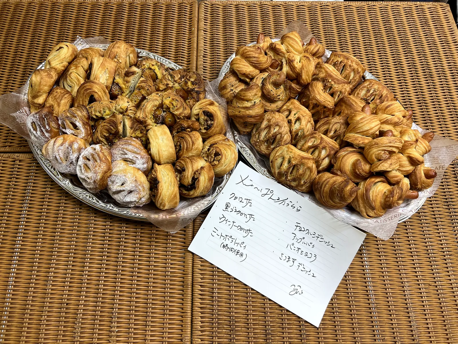 クロワッサン・デニッシュ類の大皿2皿と手書きのメニュー