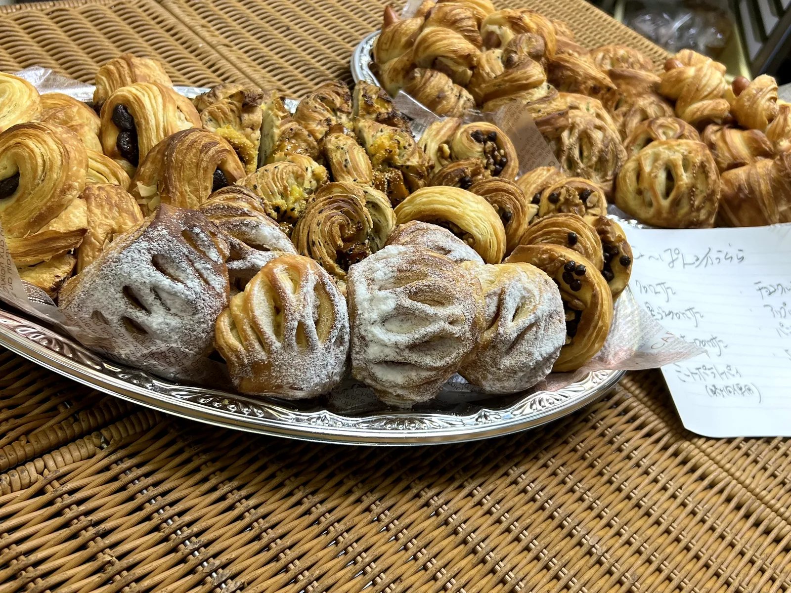 半分にカットしたものも並べたデニッシュの大皿