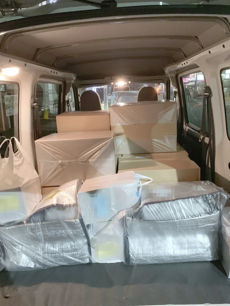 同じ便で複数の案件を積み込んだ、配送準備中の車の荷室