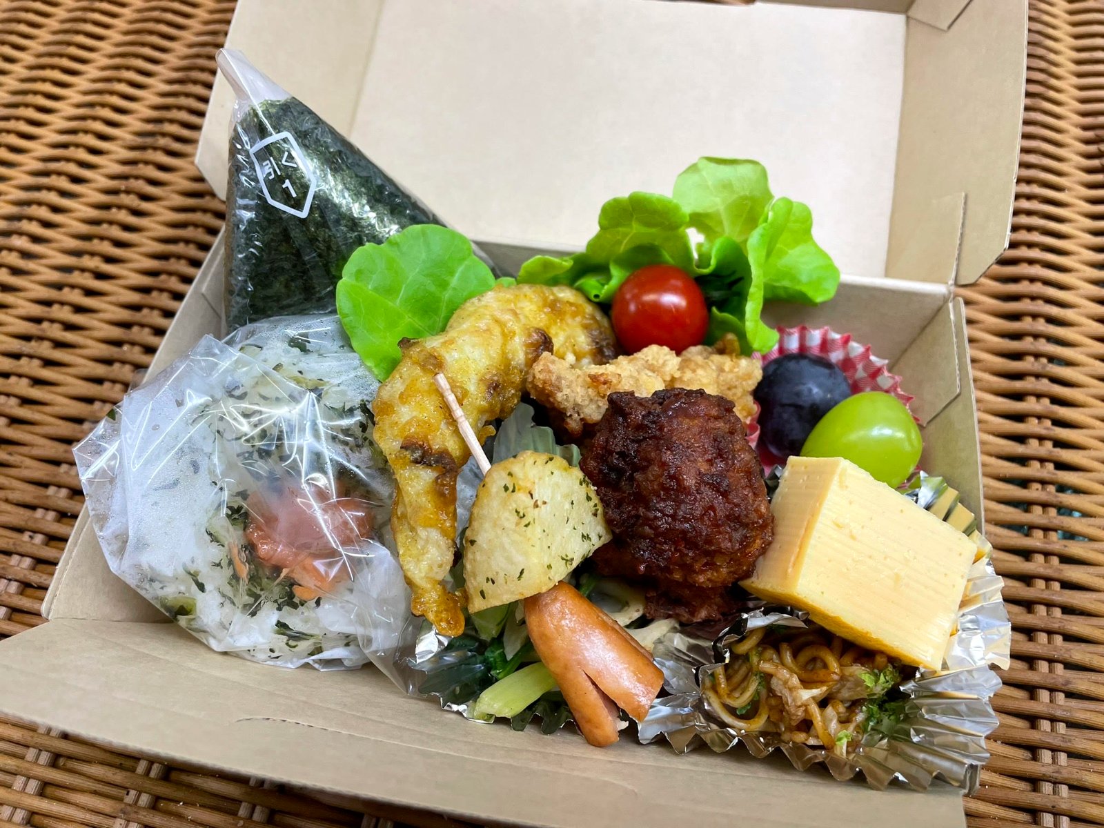 おにぎり2種とおかずのBOX