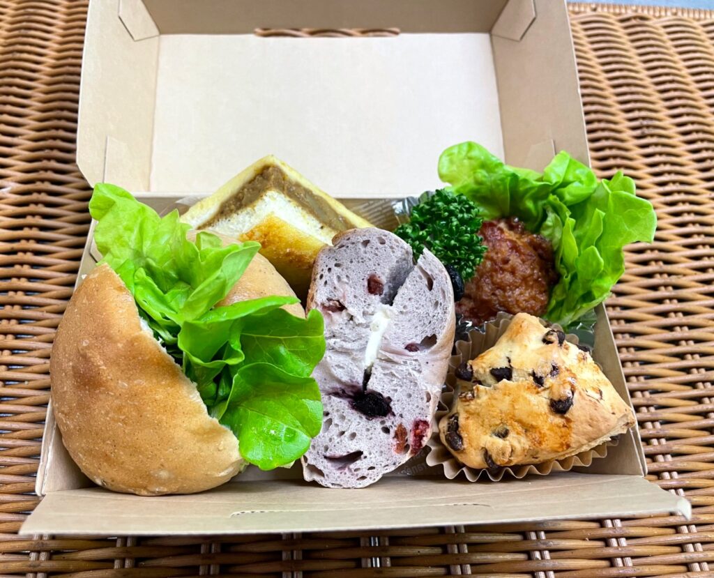 雑穀パンのツナサンドやベリーベーグルのクリームチーズサンドを詰めたサンドBOX