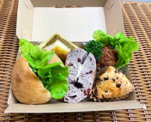雑穀パンのツナサンドやベリーベーグルのクリームチーズサンドを詰めたサンドBOX