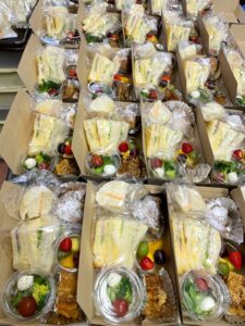 早朝に詰めたサンドBOXと、サラダ・フルーツのカップ