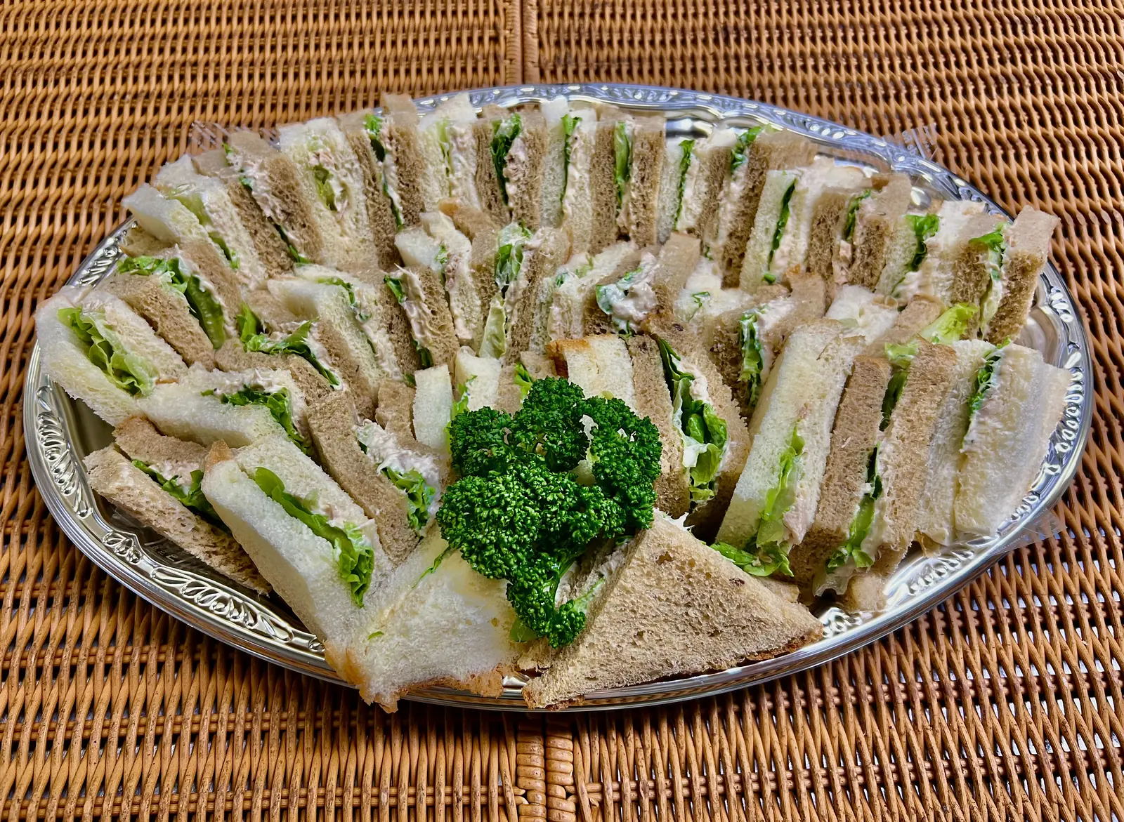 レタスをはさんだツナサンドの大皿