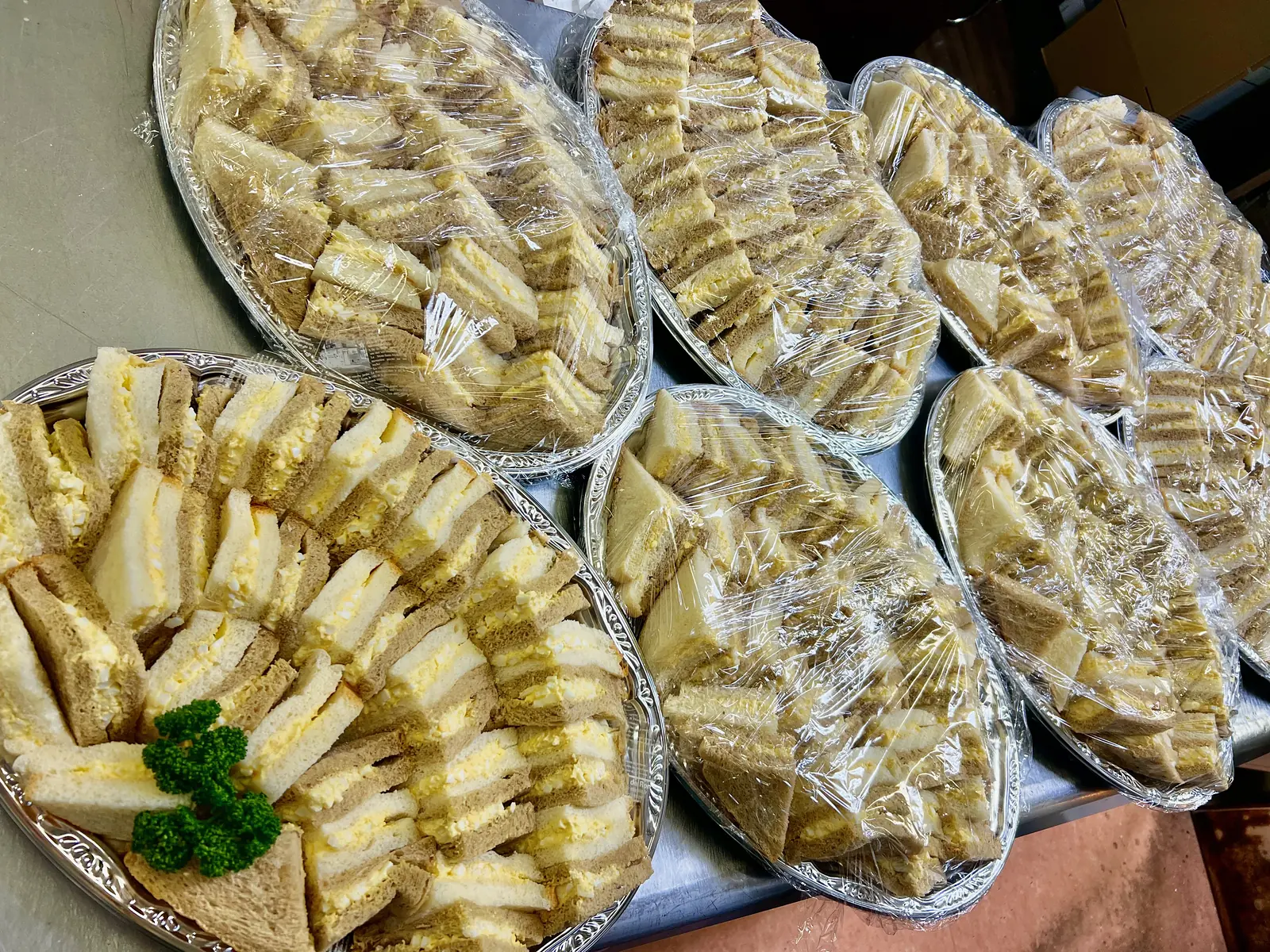 ラップをかけて並べた卵サンドの大皿