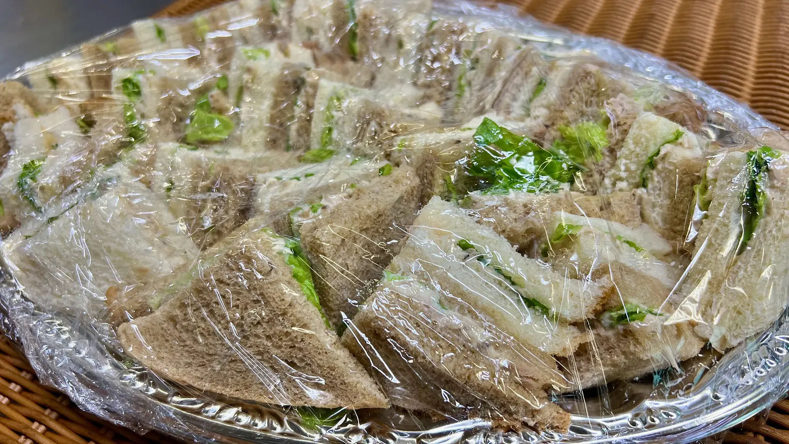 ラップをかけたツナサンドの大皿のアップ