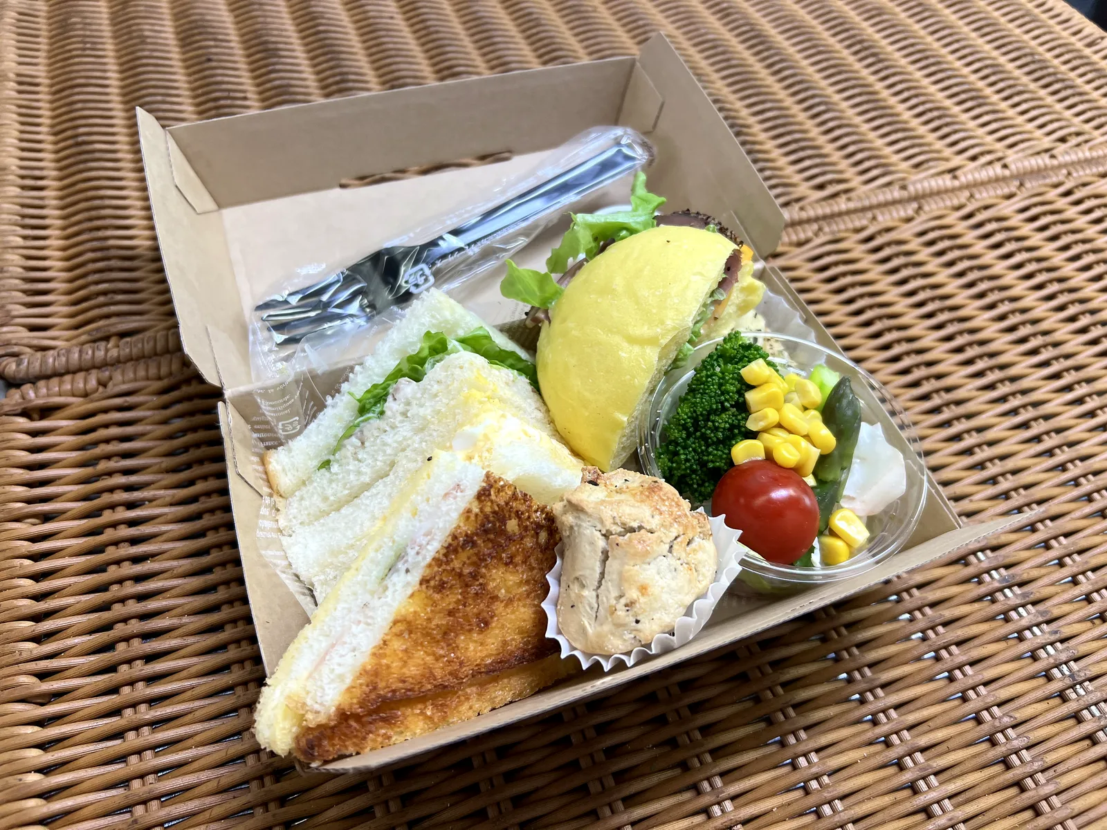 サンドイッチ・パン・サラダを詰めたパンランチBOX