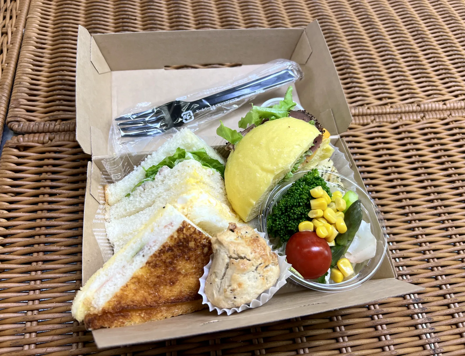 フォーク入りのパンランチBOX