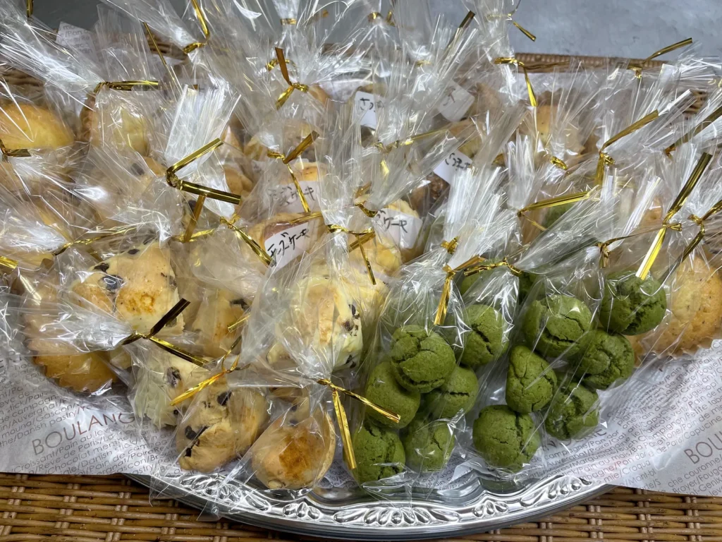 個包装の焼き菓子を盛り合わせたオードブル