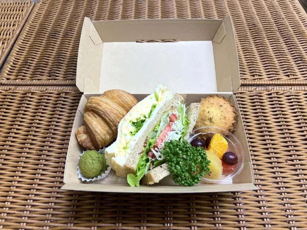サンドイッチ・クロワッサン・焼き菓子・フルーツの軽食BOX