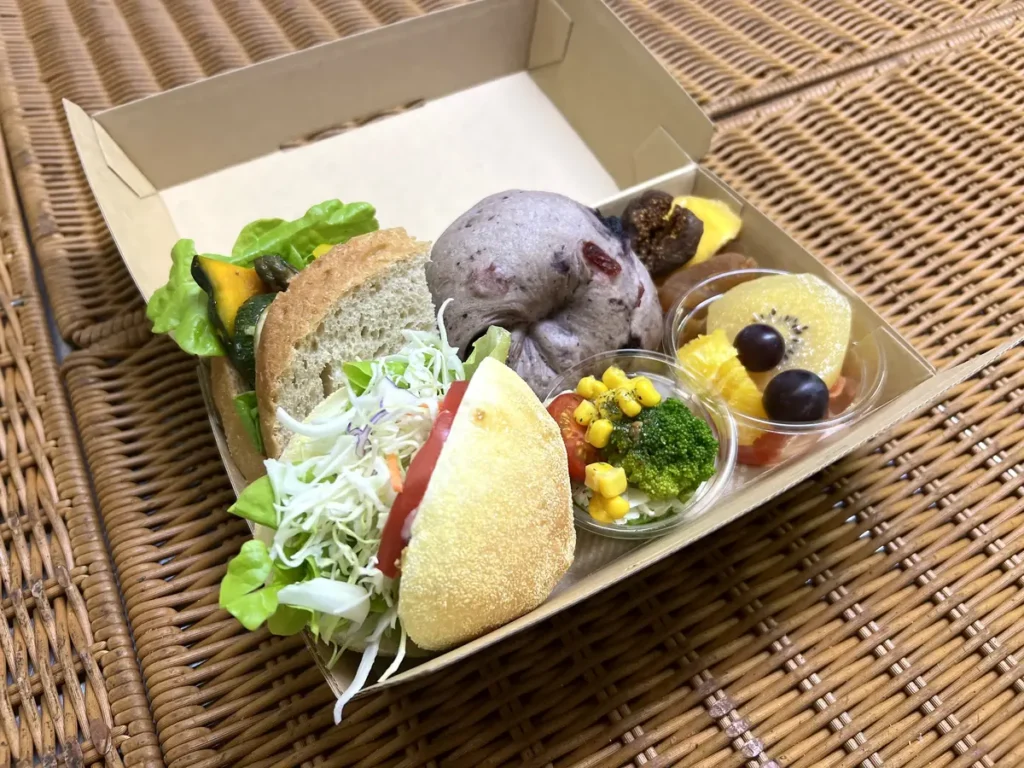 ヴィーガン向けのBOX（野菜サンド・ベーグル・サラダ・フルーツ・ドライフルーツ）
