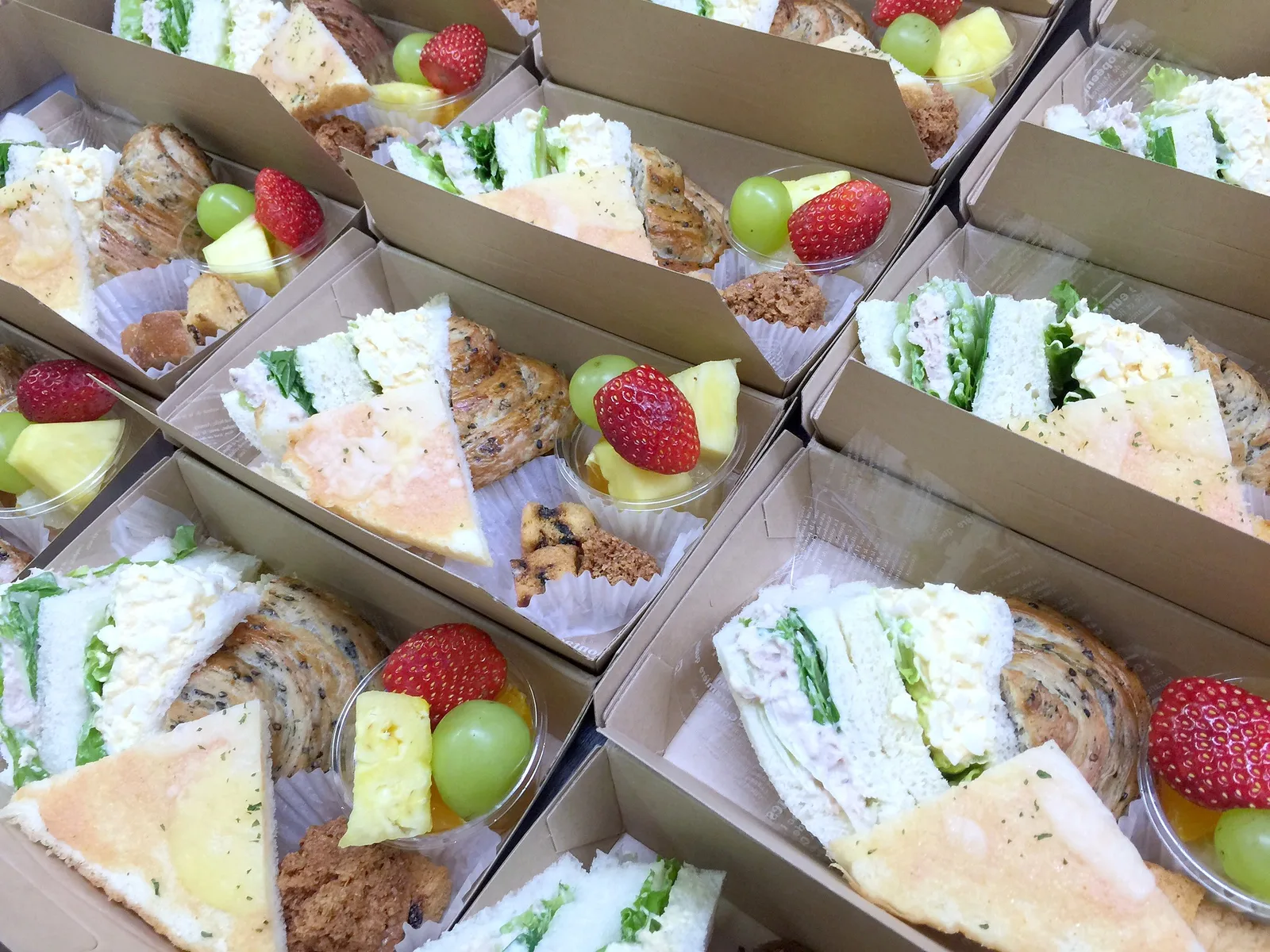 詰め終えたサンドイッチのBOX