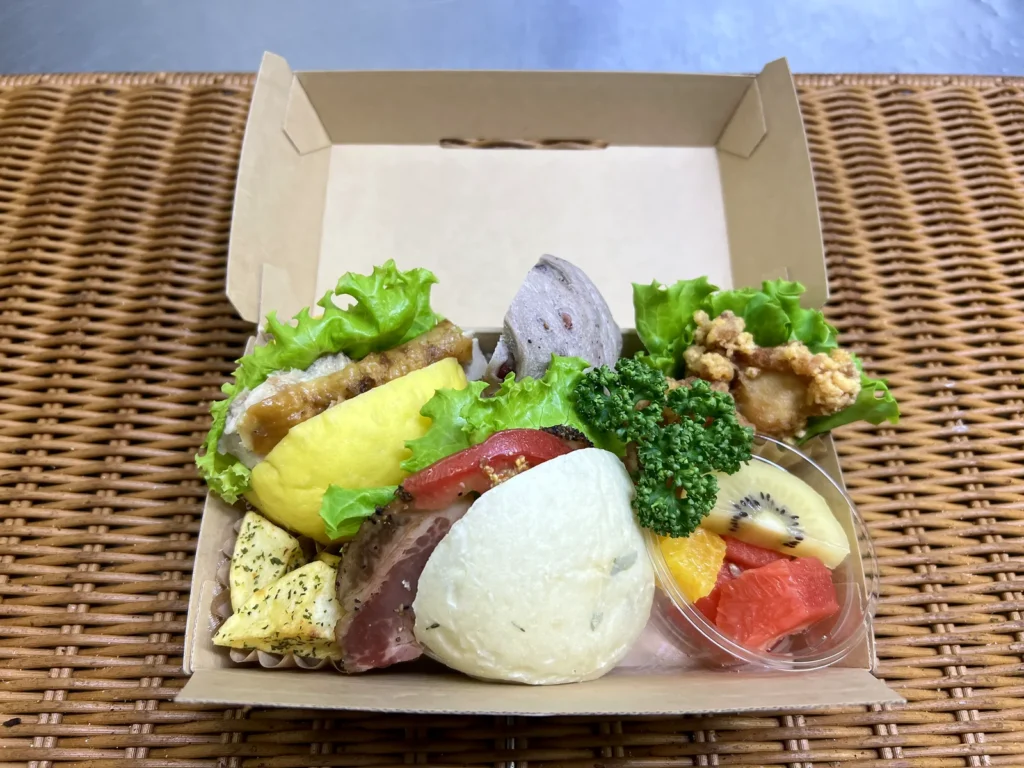 パンとおかず、フルーツを詰めたランチBOX