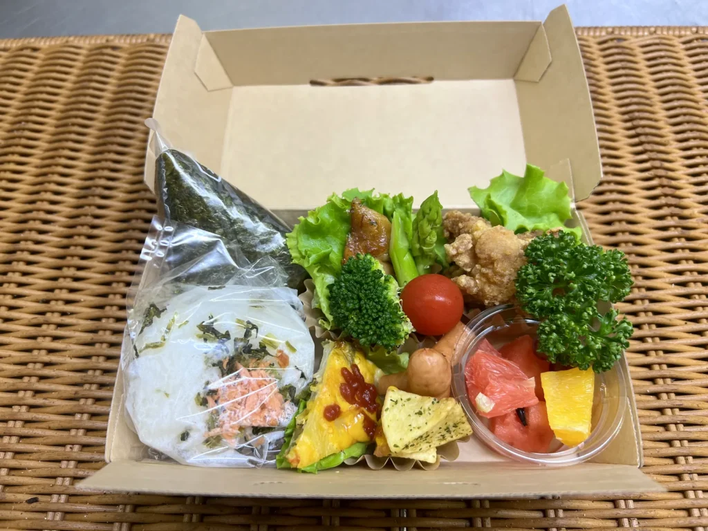 おにぎりとおかず、サラダ、フルーツのグルテンフリー向けBOX