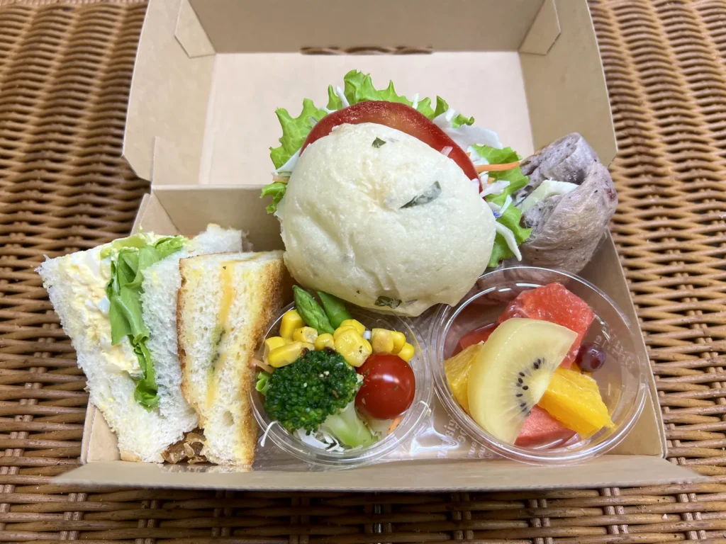 サンドイッチとパン、サラダ、フルーツのランチBOX