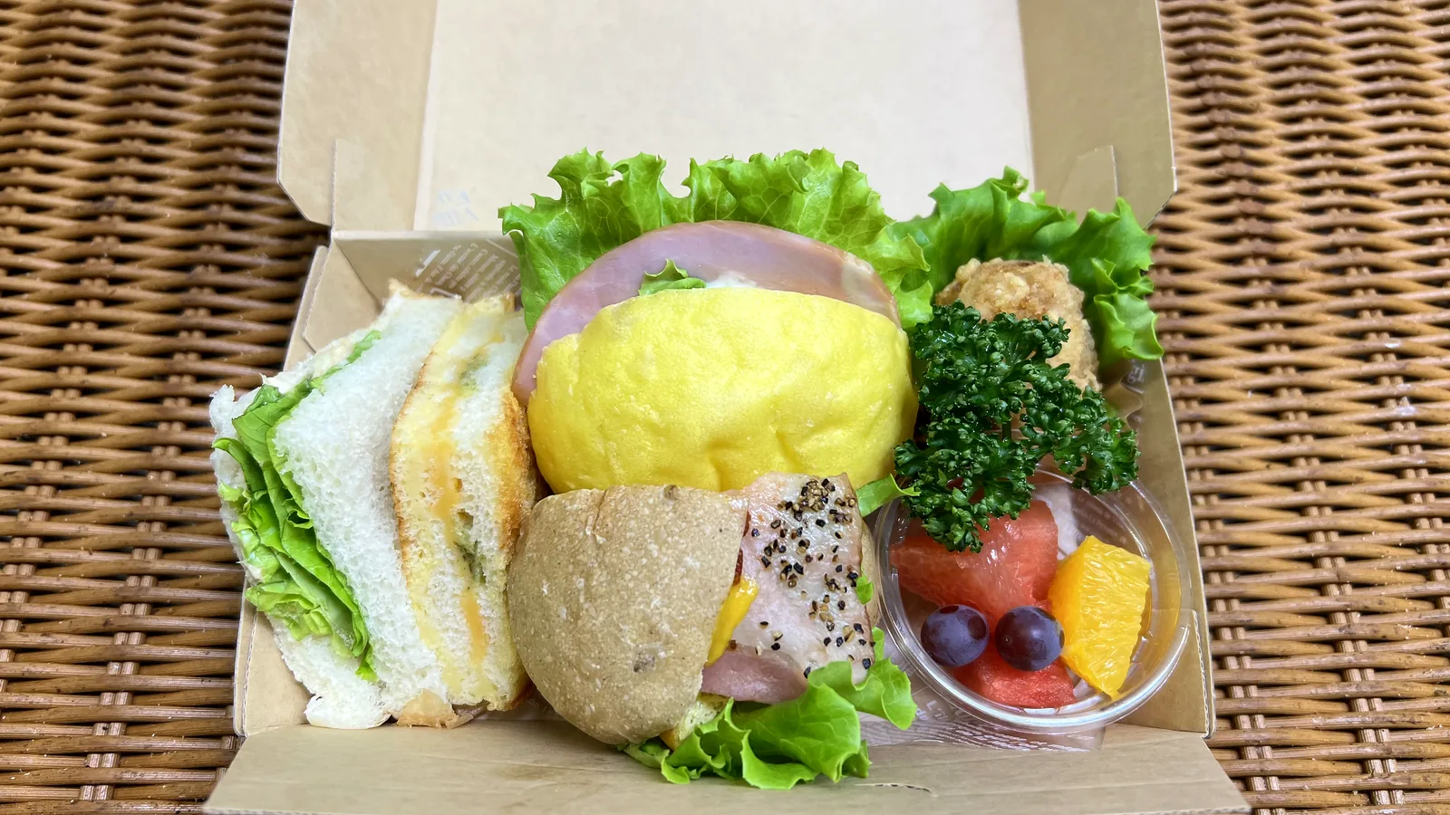 社内イベント向けランチBOX（サンドイッチ・パン・サラダ・フルーツ）