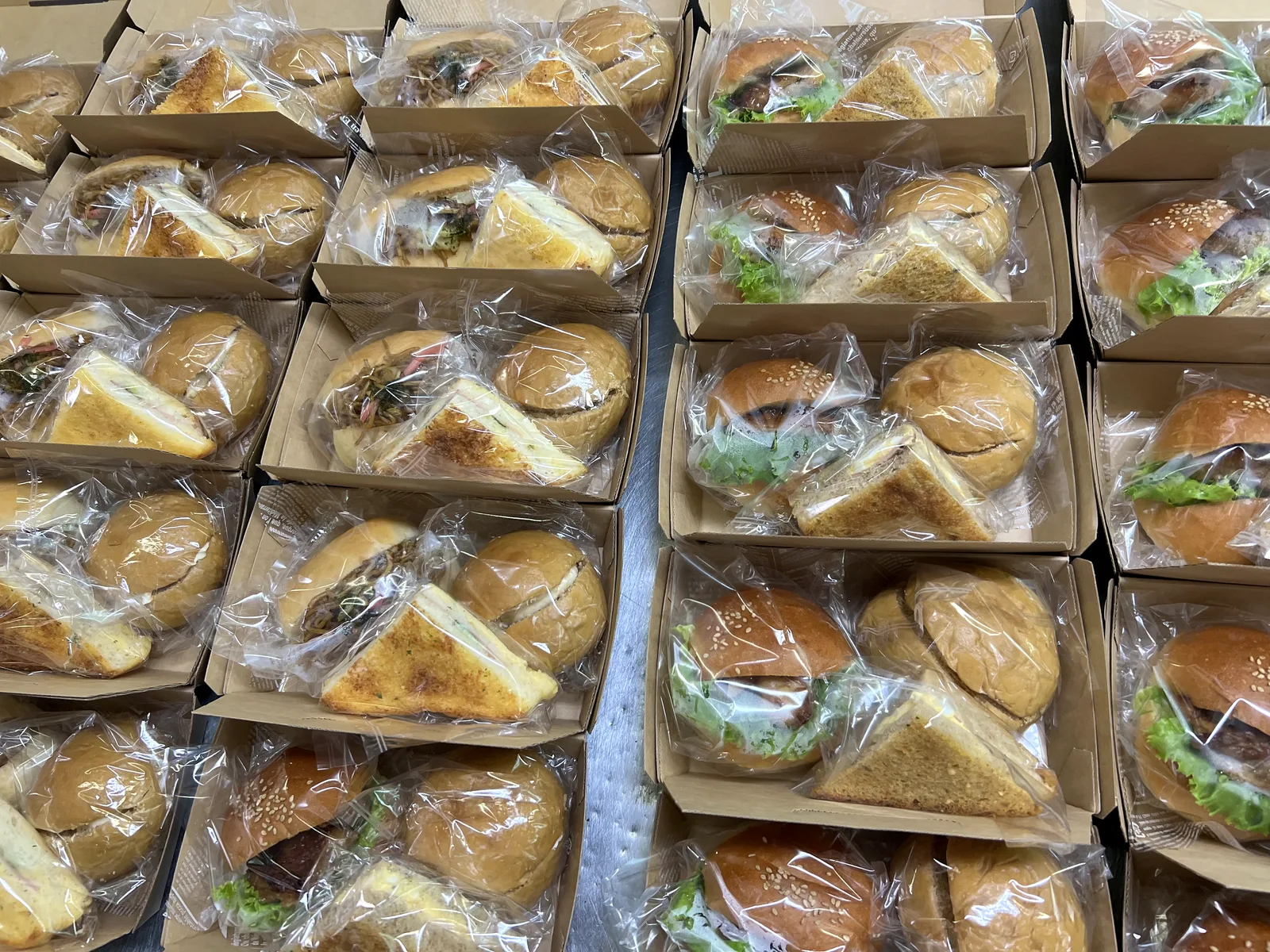 サンドイッチ・バーガー・パンを詰めたパンBOXを並べたところ