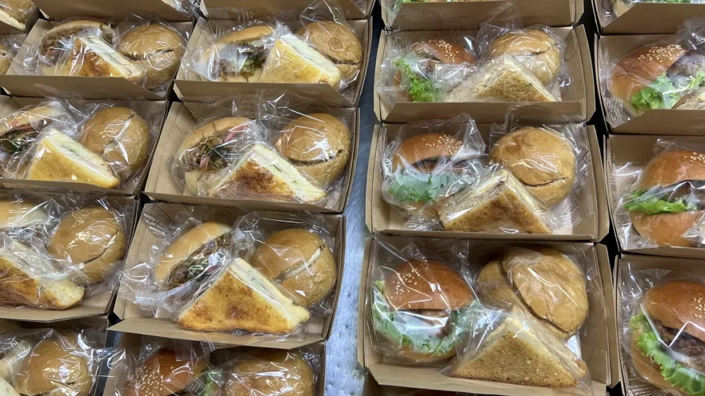 墨田区の撮影スタジオへ、撮影の朝食にパンBOXとおにぎりパックを53食