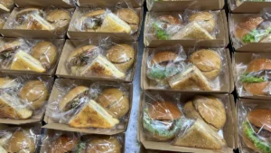 墨田区の撮影スタジオへ、撮影の朝食にパンBOXとおにぎりパックを53食