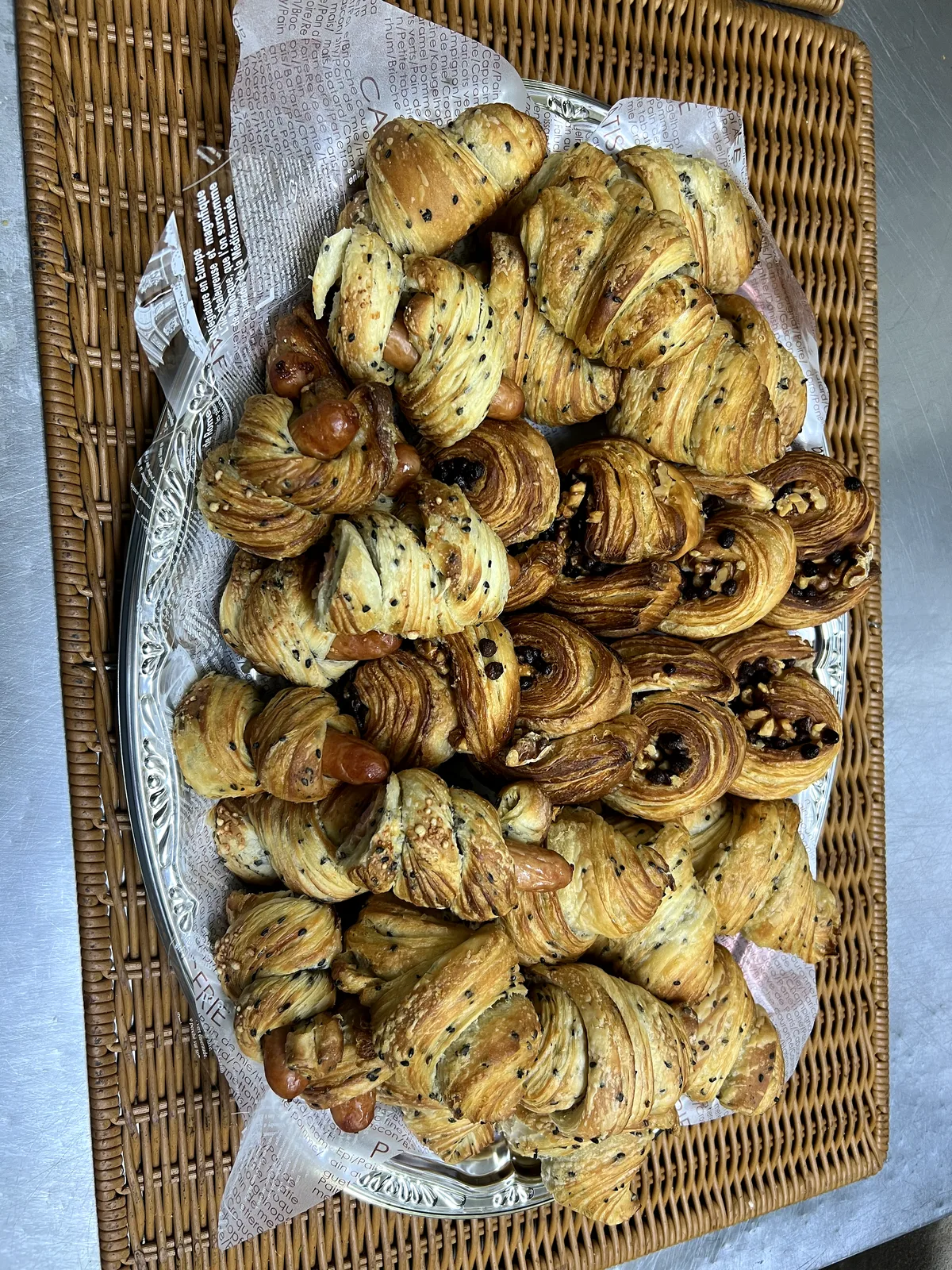 デニッシュとクロワッサンを並べた大皿
