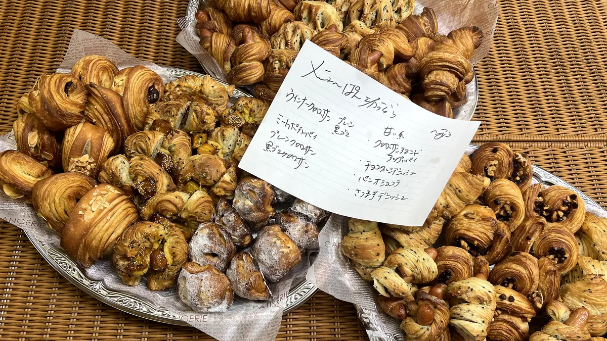 虎ノ門のオフィスへ、研修の朝食にクロワッサン・デニッシュを大皿3皿