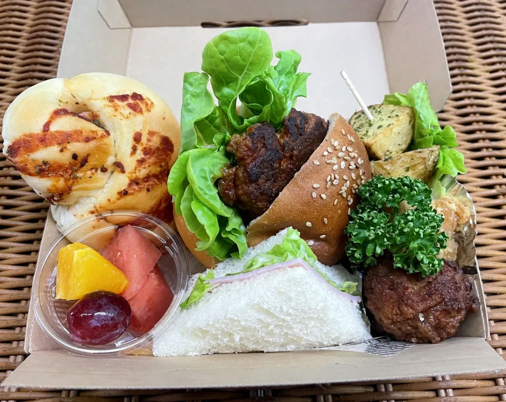 ツアー団体様の昼食用お弁当BOX（サンドイッチ・パン・おかず・フルーツ）