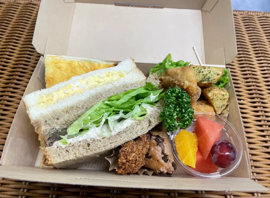 卵サンドとサラダサンド、フルーツを詰めたお弁当BOX