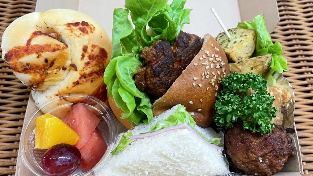 ツアー団体様の昼食用お弁当BOX（サンドイッチ・パン・おかず・フルーツ）