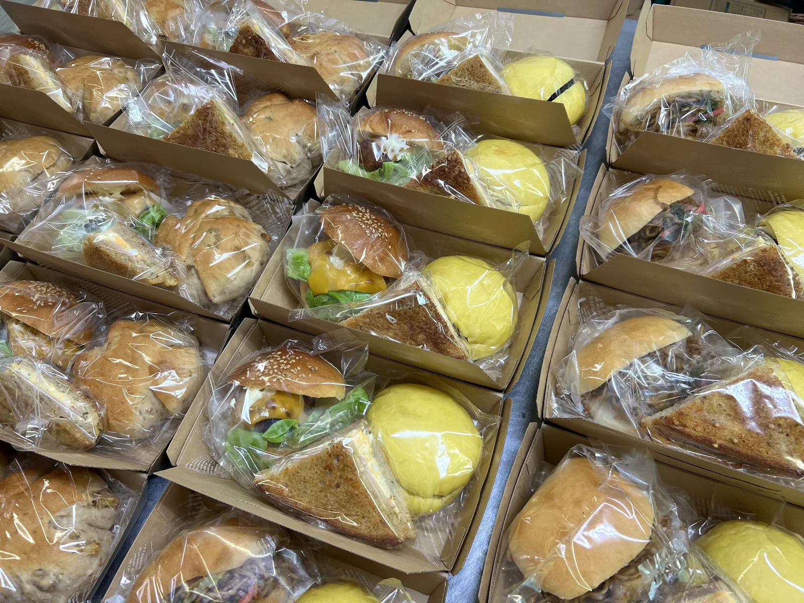 サンドイッチ・バーガー・パンを詰めたサンドBOXを並べたところ