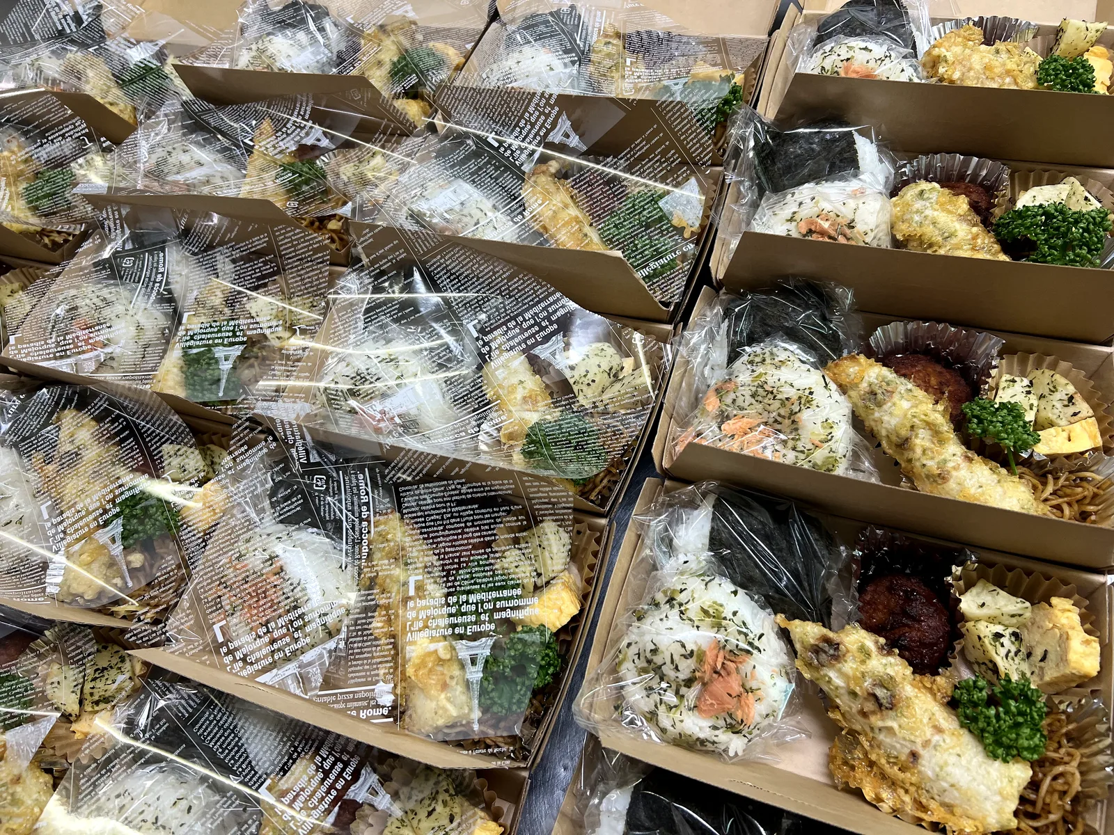 おにぎりとおかずを詰めたおにぎりBOXを並べたところ