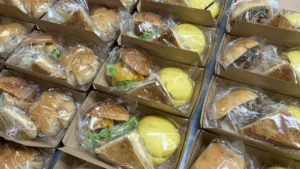 横浜市鶴見区の撮影スタジオへ、CM撮影の朝食BOX40食