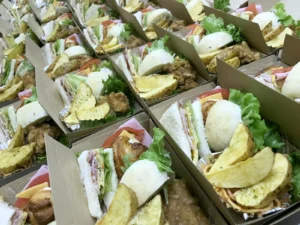 大量に並べた朝食BOX