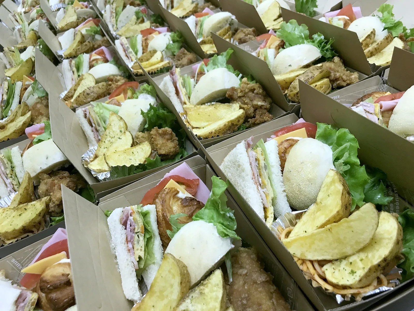 大量に並べた朝食BOX