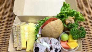 横浜市中区の事業所へ、ドリンク付きのサンドBOXを25個